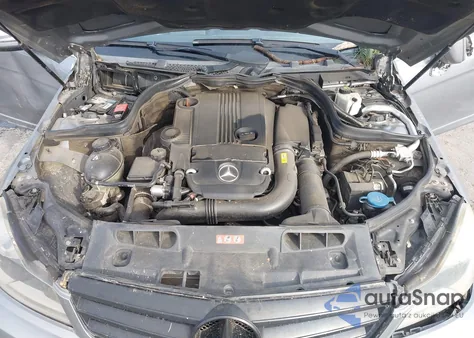 2012 Mercedes-Benz C 250 Luxury/Sport z USA, uszkodzony, nr VIN WDDGF4HB3CF852831